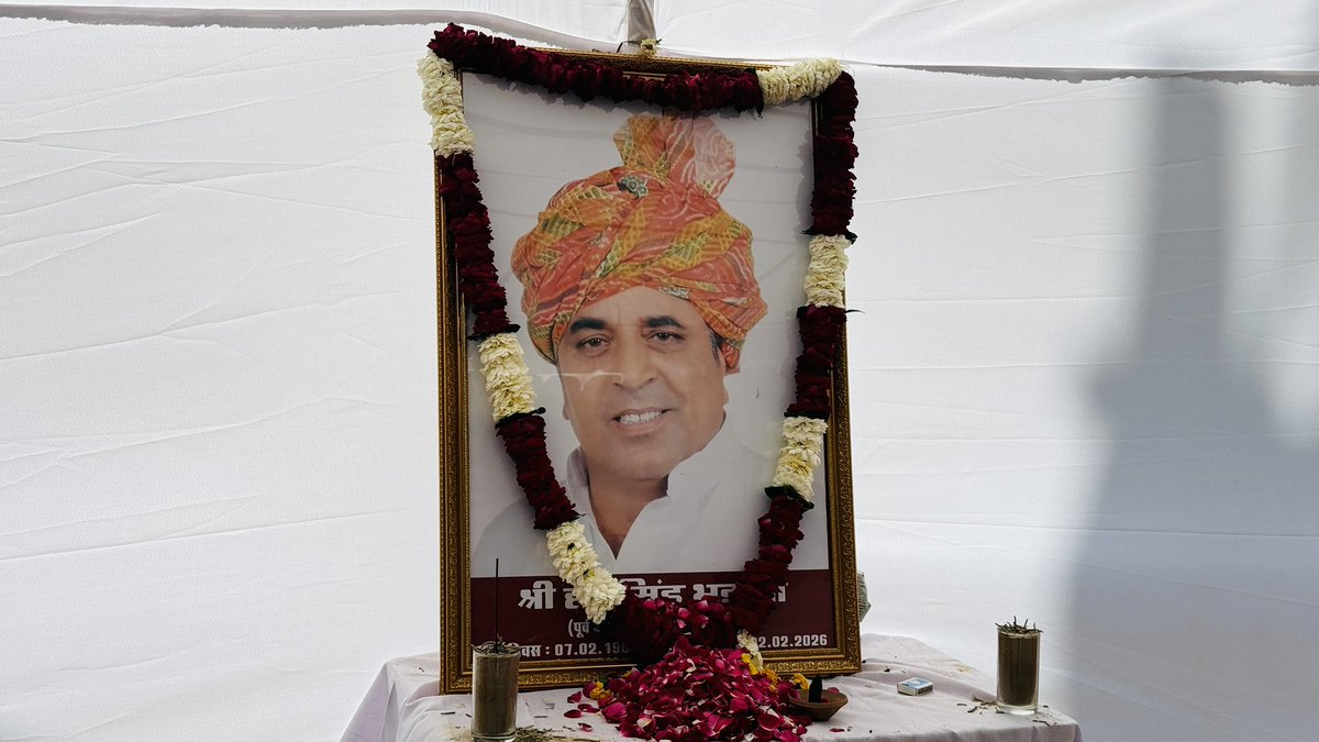 ShivprakashGjr's tweet photo. राजस्थान सरकार के पूर्व कैबिनेट मंत्री और वरिष्ठ नेता श्री हेमसिंह भ��ाना जी के निधन पर उनके गाँव बघेरी कलां, जिला खैरथल–तिजारा पहुँचकर उन्हें पुष्प अर्पित कर अपनी भावभीनी श्रद्धांजलि अर्पित की।

ईश्��र दिवंगत आत्मा को अपने श्रीचरणों में स्थान दें। और शोक संतप्त परिवार को यह आघात सहने की शक्ति प्रदान करे।

भावभीनी श्रद्धांजलि! ॐ शांति 🙏