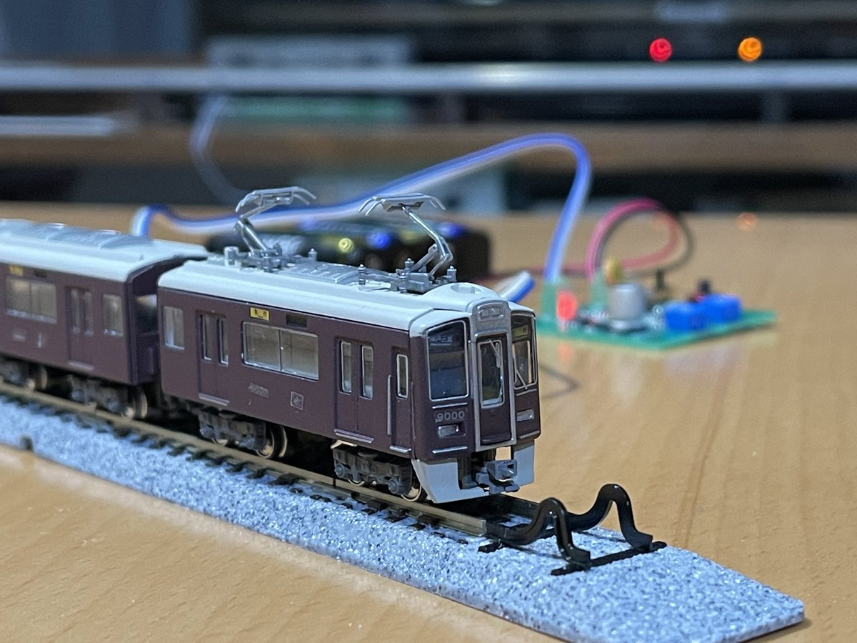 阪急9000系、先頭車に🐼いるのが @IKOPON1 さんの基盤でちょこちょこ