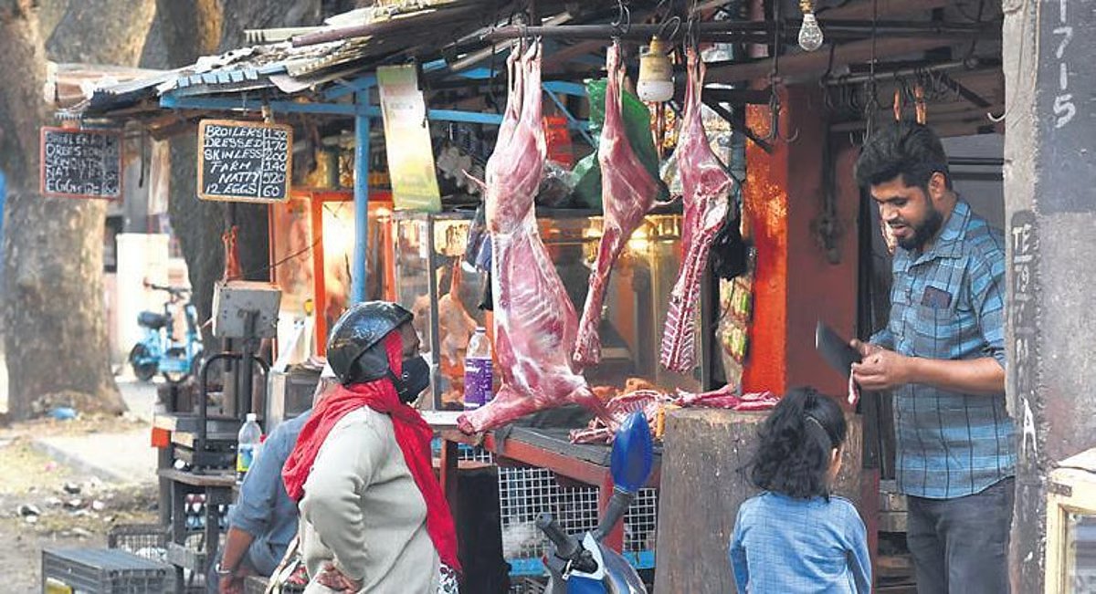 pnmenon's tweet photo. As per #USDA guidelines, red meat should not be left at room temperature for more than 2 hours due to rapid bacterial growth. In >32°C summer, this limit drops to 1 hour. How do health depts then allow meat to be sold in the open without refrigeration? @MoHFW_INDIA @fssaiindia https://t.co/9ebvdsSa99