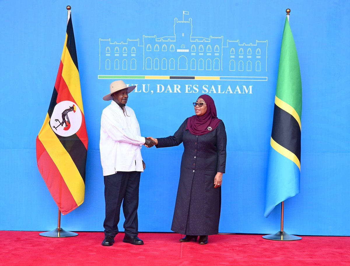 Rais wa Jamhuri ya Muungano wa Tanzania, Mheshimiwa Dkt. Samia Suluhu Hassan akiwa kwenye picha ya pamoja na mgeni wake Rais wa Jamhuri ya Uganda Mhe. Yoweri Kaguta Museveni mara baada ya kuwasili katika viwanja vya Ikulu Jijini Dar es Salaam tarehe 07 Februari, 2026. 
_____
