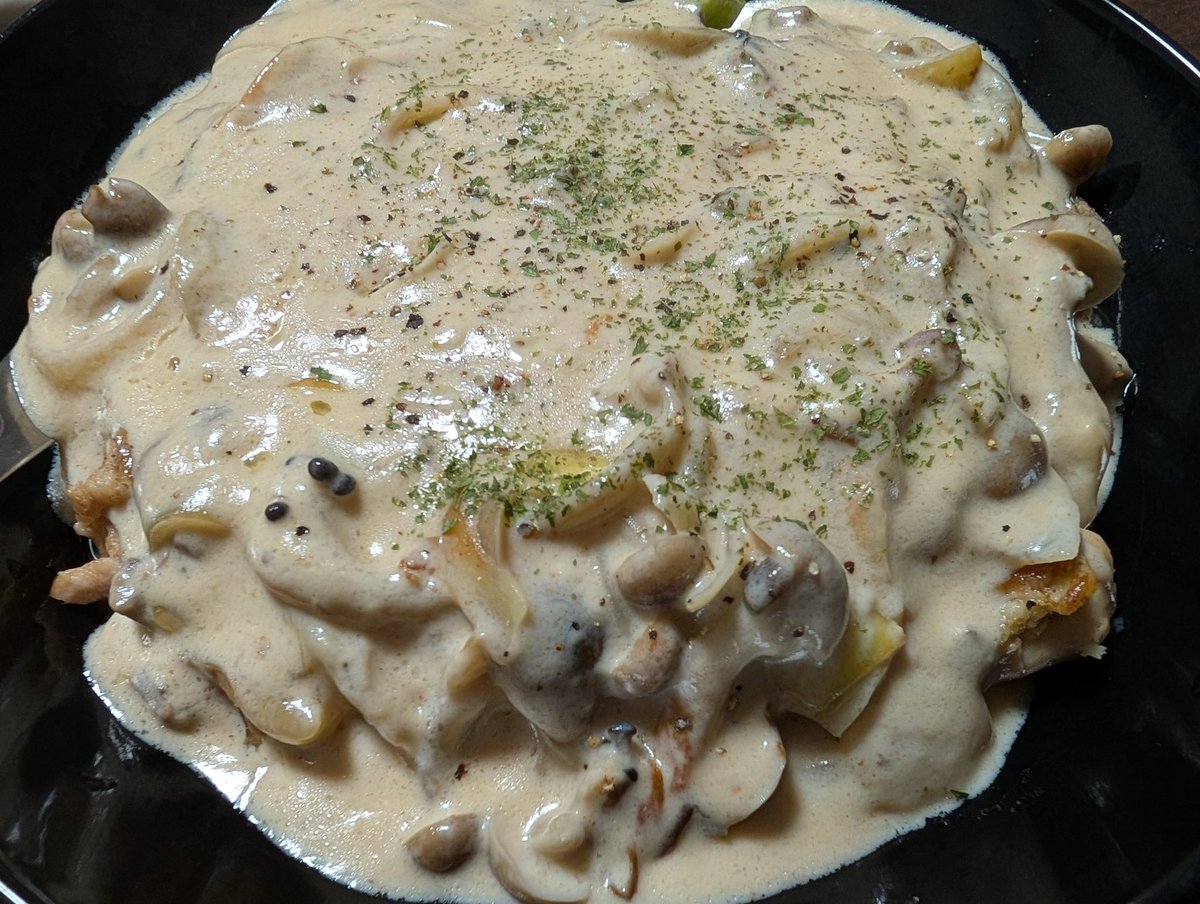 何だか全く分からないと思いますがチキンを焼いて玉ねぎしめじを炒めてブロッコリーも少し入れて缶のマッシュルームソースと牛乳を混ぜて味付けしたのを上からかけています。
見た目はよくないかもしれませんがとても美味しかったです。