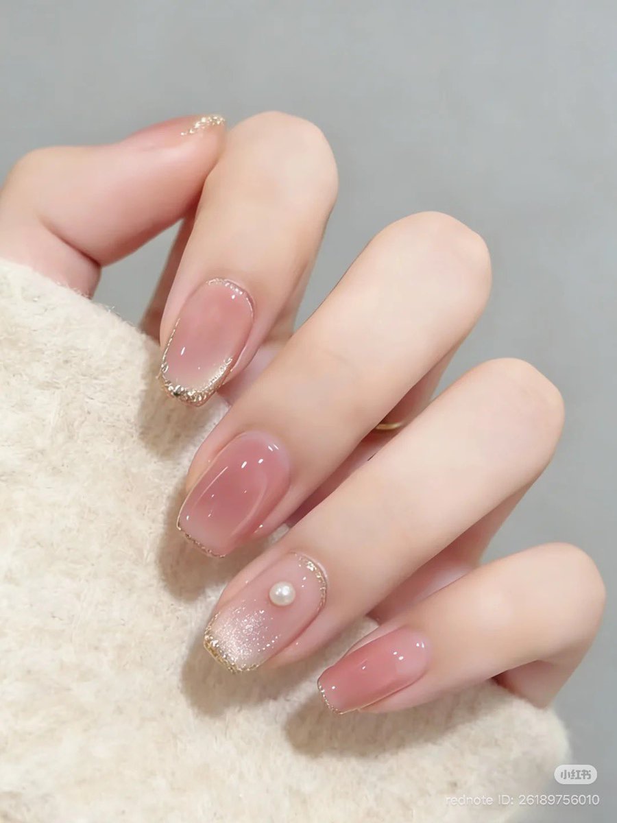 友達のネイルがこんな雰囲気だったんだけど、パールがうさぎの尻尾みたいでめちゃかわだったんだよなあ…🐰🎀