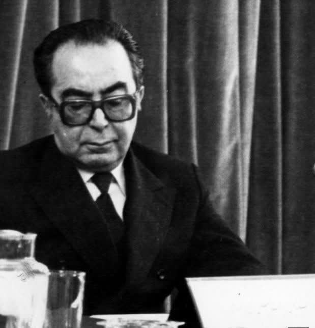 حسین فردوست رئیس سازمان بازرسی پهلوی درکتاب خودش نوشته ما هیچ نقشی نداشتیم در زمان پهلوی سفیر انگلیس مشخص می کرد چه کسی نماینده مجلس شود!و علنا ما رئیس روئسای کشور هیچ نقشی در تعیین رئیس مجلس و دولت کشورِ خودمان نداشتیم!!
#خاندان_خیانت
#خاندان_فراری