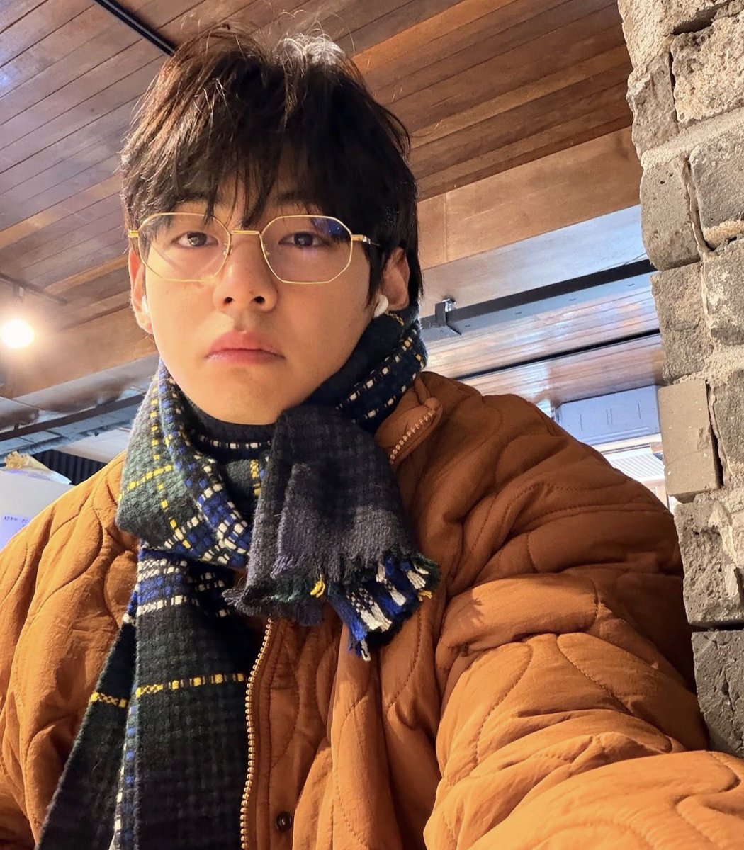 archivefortae's tweet photo. TAEHYUNG LOOKS SO FLUFFY https://t.co/O37PoXXBnc