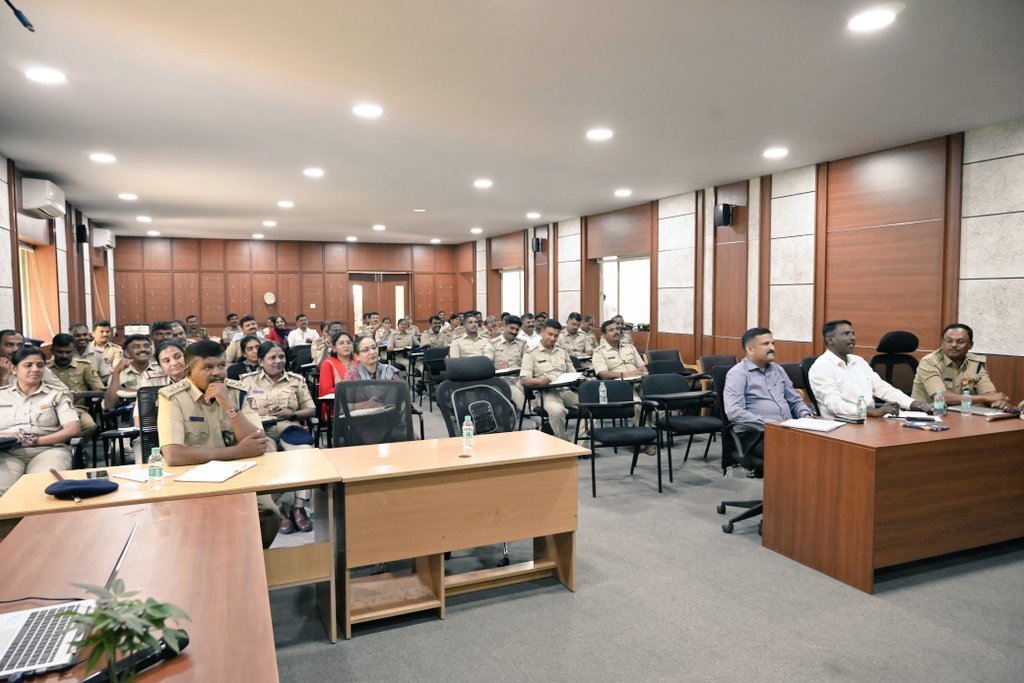 ಬೆಂಗಳೂರು ಜಿಲ್ಲಾ ಪೊಲೀಸ್ ಕಚೇರಿಯಲ್ಲಿ  ಯಶಸ್ವಿ ತನಿಖೆಗೆ ನ್ಯಾಯ ವಿಜ್ಞಾನ ಪ್ರಯೋಗಾಲಯಗಳ ಸಮರ್ಥ ಬಳಕೆ ಮತ್ತು ವಿಧಿ ವಿಜ್ಞಾನ ಔಷಧಾಲಯದ ಬಗ್ಗೆ ಜಿಲ್ಲೆಯ ಎಲ್ಲಾ ಅಧಿಕಾರಿಗಳು ಹಾಗೂ ಐ.ಒ ಅಸಿಸ್ಟೆಂಟ್ ಗಳಿಗೆ ಕಾರ್ಯಗಾರವನ್ನು ಏರ್ಪಡಿಸಲಾಗಿತ್ತು.