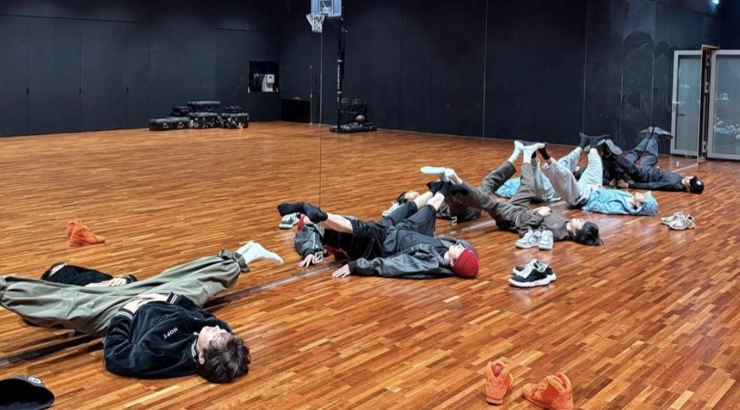 winnttaebear's tweet image. Members at the practice room