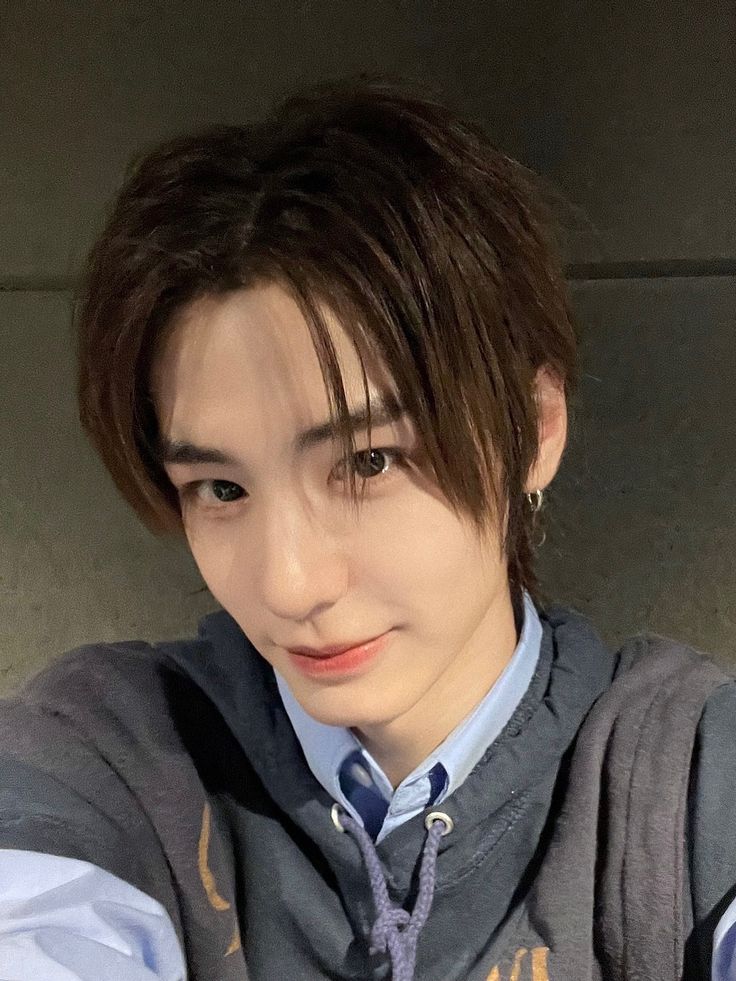 sendernya                             sobatnya

                                                   gebetan sobatnya