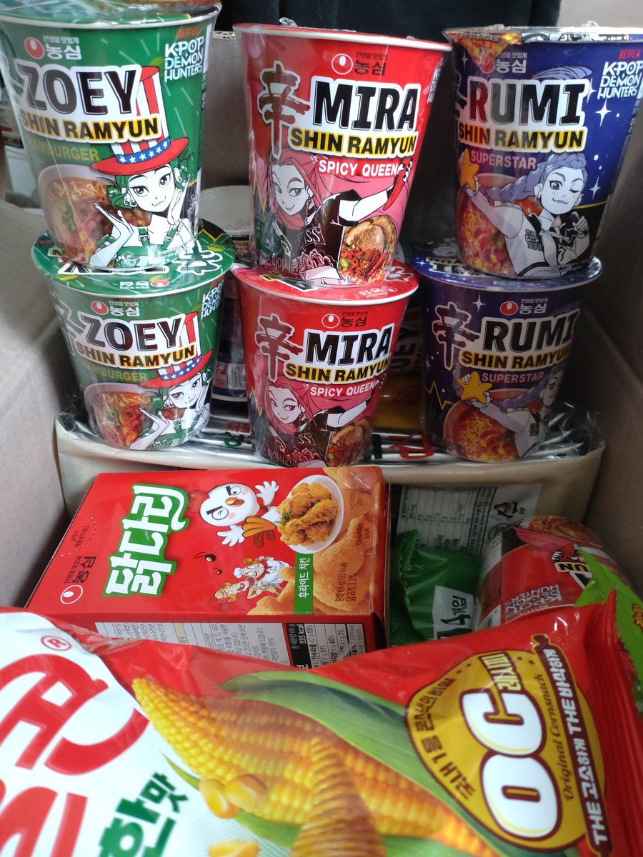aeraaeraaaa's tweet photo. 自慢ですけど
韓国のインスタントラーメンが好きだって言ったら想像のばーいのばいのばい位送ってもらったので、私も同じくらい日本のカップ麺とお菓子を大量に送りましたよっと。１年くらい持つかも
さらんへ〜 https://t.co/jnB7xpGrtF