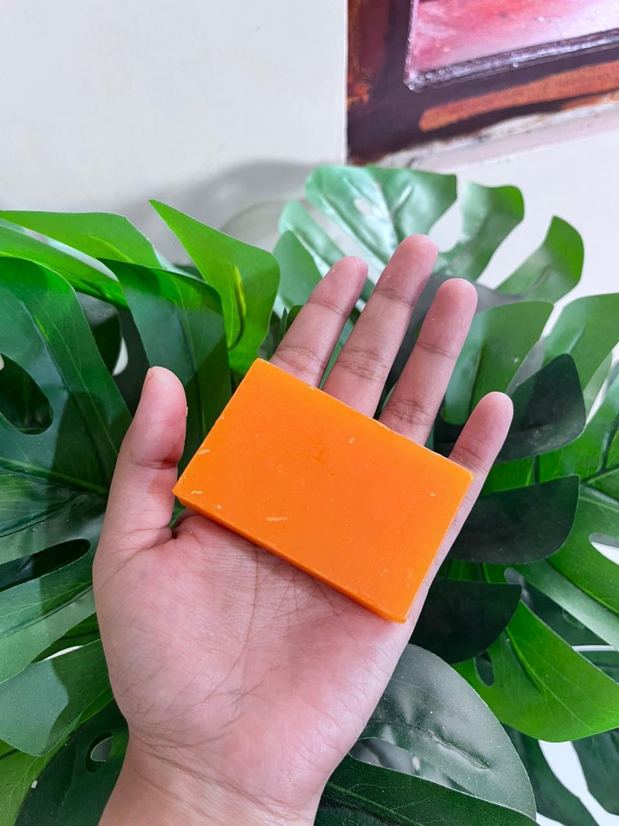 A thread

Sabun kojiesan✨
Sabun pencerah yang surprisingly gentle. Yaps Kojiesan with Hydromoist. Ada kojic acid tapi nggak bikin kulit kering/ketarik. Aku pakai di wajah, lumayan bantu tone kulit lebih cerah.