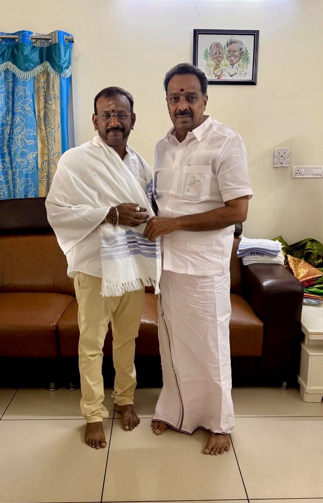 karthikeyan_wtl's tweet photo. இன்று காலை நமது #NDA கூட்டணி கட்சியான #AIADMK கரூர் மாவட்ட செயலாளர், முன்னாள் அமைச்சர், திரு.MR.விஜயபாஸ்கர் @OfficeofminMRV அவர்கள் நமது பாரதிய ஜனதா கட்சியின் மாநில நெசவாளர் பிரிவு செயலாளர் திரு R.செல்வன் @BjpSelvan அவர்கள் இல்லத்தில் மரியாதை நிமித்தமாக சந்தித்தார்கள் .. 

இல்லத்திற்கு வருகை தந்த முன்னாள் அமைச்சர் அண்ணன் MR.விஜயபாஸ்கர் அவர்களுக்கு எனது நெஞ்சார்ந்த நன்றியை தெரிவித்துக் கொள்கிறோம்..  

@annamalai_k @NainarBJP @veerathirubjp