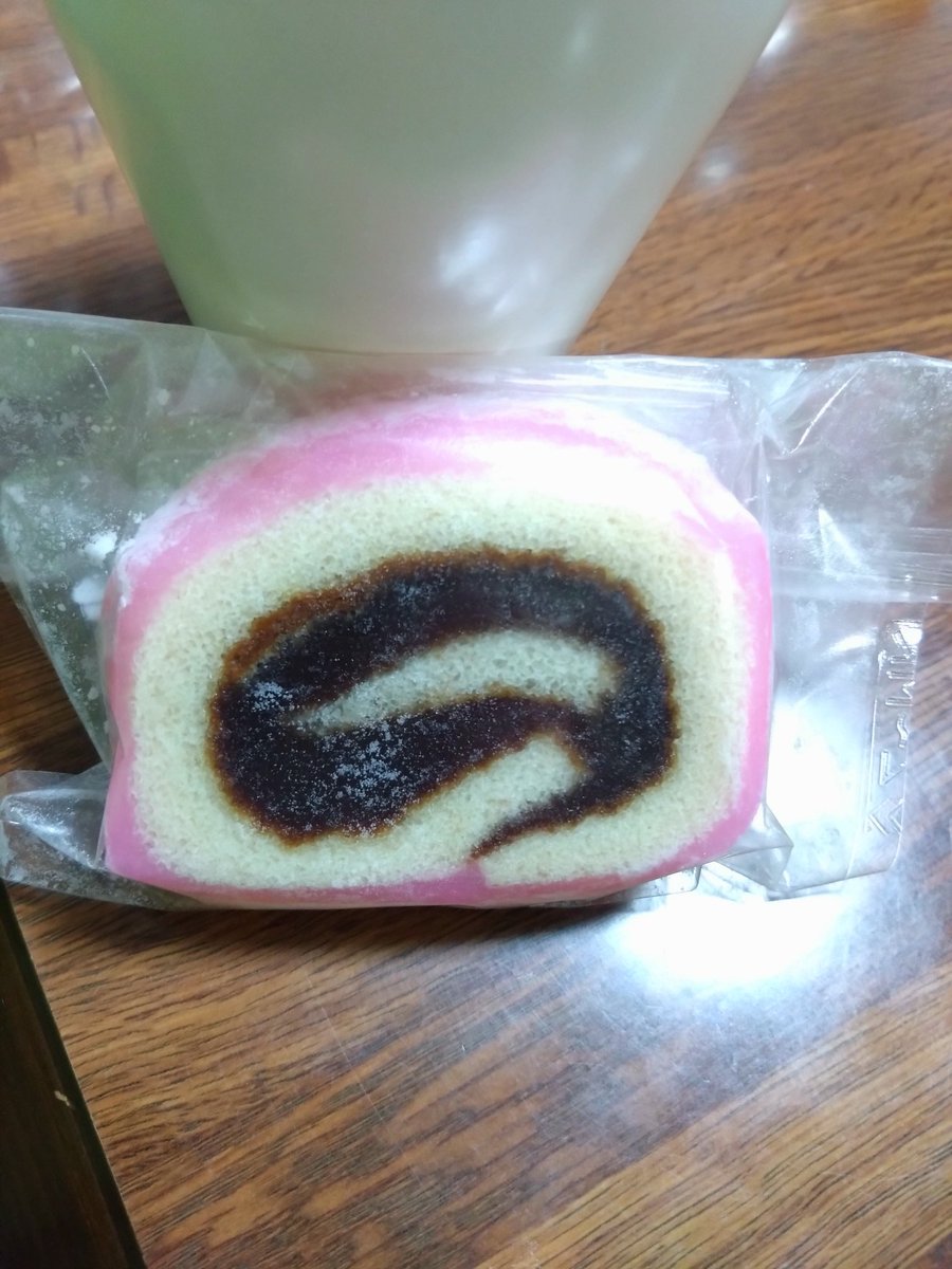 m72ki_'s tweet photo. あか巻き、ずっと気になってたから今日買って食べたけど激甘ではない！（激甘って聞いてた）もちもちして意外においしい https://t.co/6MQdeK6gH6