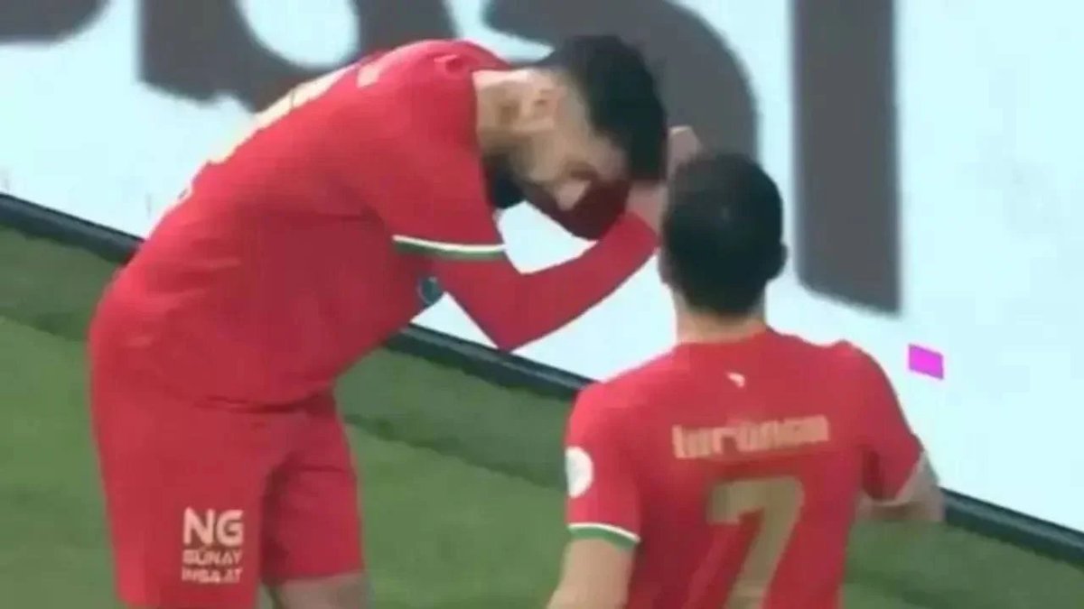 CHP Diyarbakır Milletvekili Sezgin Tanrıkulu:

"Amedspor’a ve takım kaptanı Çekdar Orhan’a yönelik Türkiye Futbol Federasyonu tarafından verilen ceza; toplumsal hafızanın ve vicdanın da cezalandırılmak istendiğini gösteriyor.

"Saç örme” hareketi, rastgele ya da provokatif bir