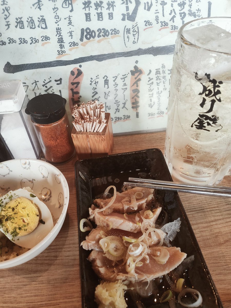 出張ついでに念願の西成はしご酒。隣席で店員さん皿10枚以上割ったり、三角公園で女性が男性にケツバット連発してたり･･･。一生で味わえない経験を小一時間で経験させて頂きました😌西成今後ヘビロテします🍻