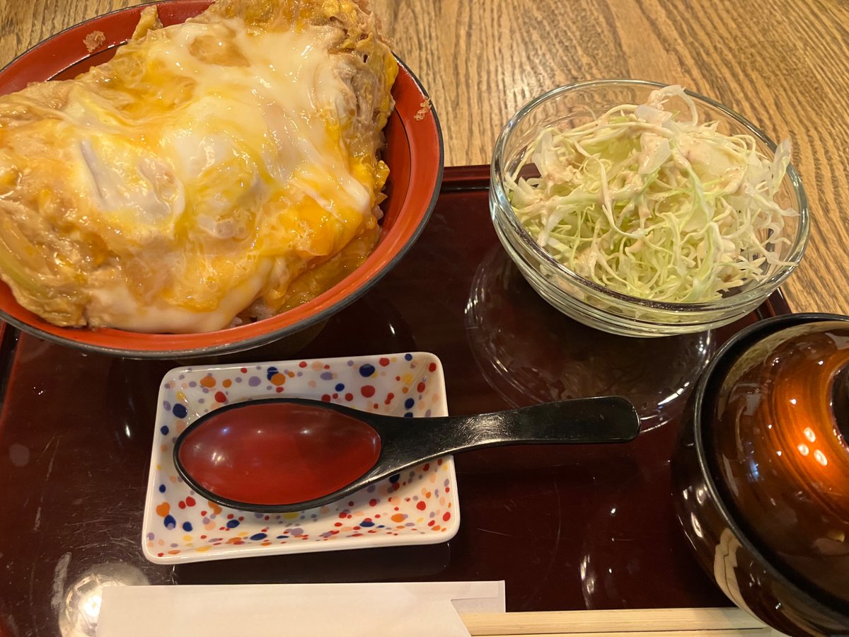 tksakmt's tweet photo. 絵になる肉厚のカツ丼なので運ばれてくるときに注目され「美味しそうー😋」との声もあげられながら私の手元にとどく。恥ずかしさから顔真っ赤で食べたけど、美味しかったー🤤　さて、自習室で仕事するか。 https://t.co/gybUBG17ye