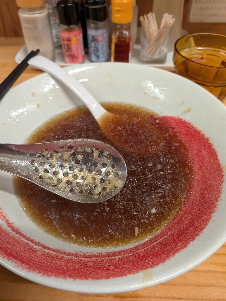 八王子に着いたら雪降っていなくて良かったです。
いまびんびん亭ユーロード店で薬味玉ねぎ増しの八王子ラーメン🍜食べました😋
刻み玉ねぎをすくう穴あきレンゲ付きでした