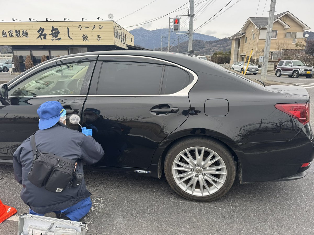 kokubotakashi's tweet photo. 絶対に許せない！1月30日に盗難されたレクサスが信号無視して約６０キロで激突！しかも息子が運転していた小久保造園土木のトラック。恨みでもあるのか！警察に届出の連絡中に犯人逃走。
ドライブレコーダーなど協力いただき、指紋とDNA採取。日本の警察をなめるなよ。
盗難機具や偽造ナンバープレートを多数押収。シートベルトは刺さったままということは、身体への衝撃はかなりだったと想像する。
#レクサス盗難
#事故
#犯人逃走