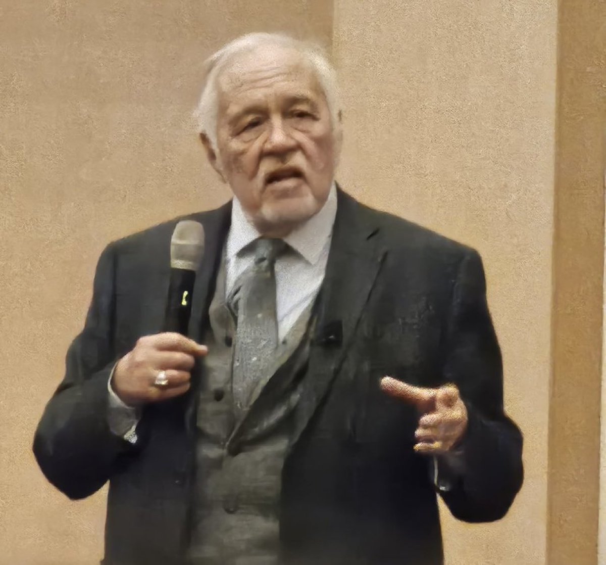 İlber Ortaylı çok haklı: 

"Ben ne 3 kıtada toprak kaybeden Abdülhamit'in, ne halk açken saraylar yaptıran Abdülaziz'in, ne de İngiliz kuklası Vahdettin'in torunuyum. 

Ben Osmanlı'nın borçlarını ödemiş, savaşlarda can vermiş, "Cumhuriyet" ile insan yerine konulmuş yoksul