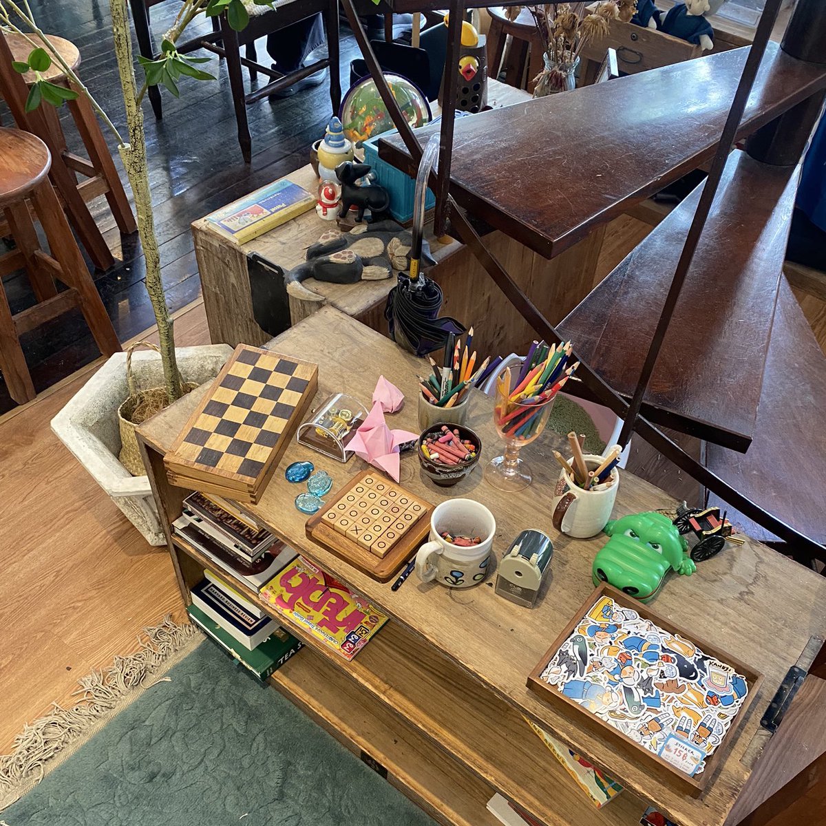 🍵 gimbocha คาเฟ่สไตล์จิบิ  บอกเลยทุกคนต้องชอบแน่นอน ร้านตกแต่งน่ารักมาก โฮมมี่สุดๆ สามารถถ่ายรูปได้ทุกมุม ขนมอร่อย และร้านใส่ใจเขียนชื่อเราบนแก้วด้วยนะ พร้อมมีกิจกรรมวาดรูประบายฟรีให้ทำด้วยนะ 𓌈˒˒
 
📍พิกัด : BTS สนามกีฬาแห่งชาติ สามารถเดินไปร้านได้เลย