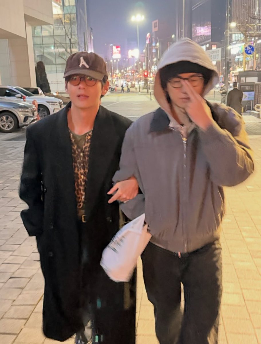 Taehyung treat everyone equally, but If it was BTS member in hyungsik's place , BTS shipper could have made up the whole story lol but happy that he is hanging out with wooga 😌