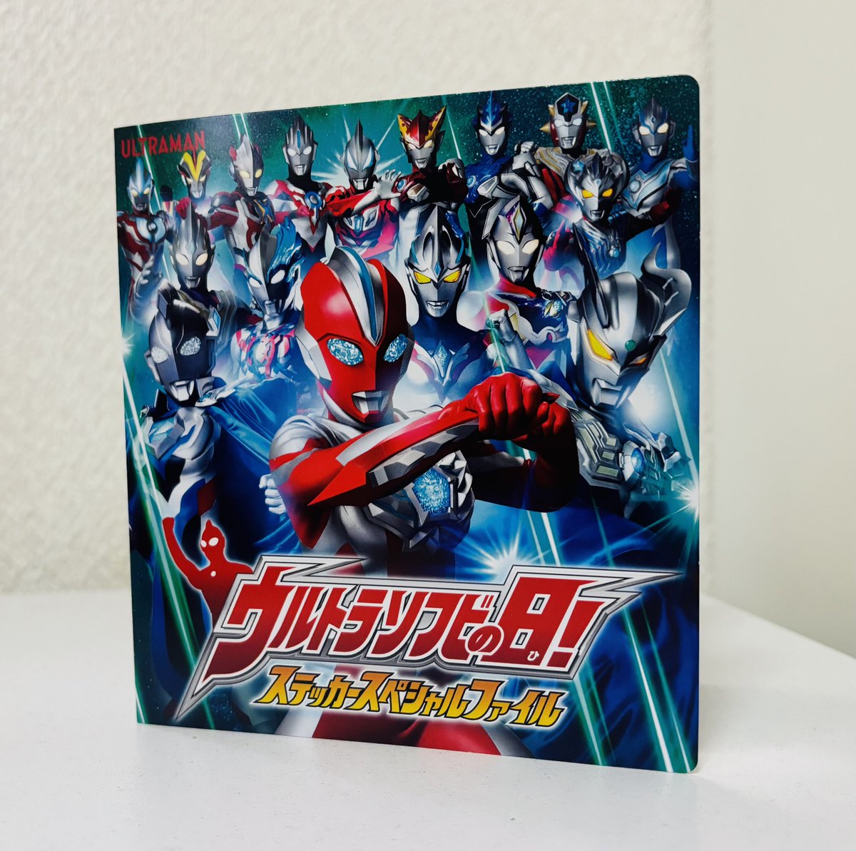 ファイルはこんな感じ。 表紙はニュージェネヒーロー、裏表紙は昭和