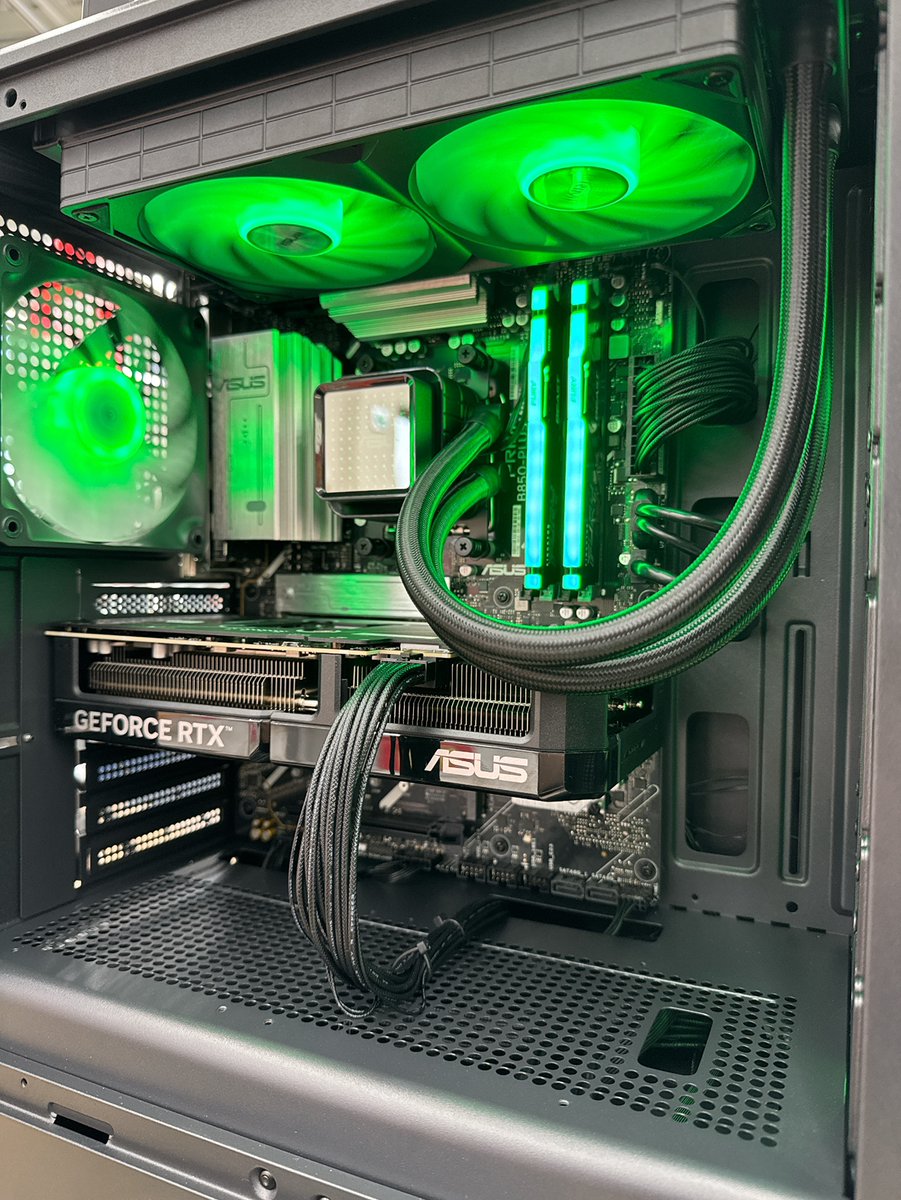 ｷﾗｷﾗPC完成しました😇
パソコンって光れば光るほど良いって幼き頃から言われて育ちました(*'▽')
ちなみに緑がいっちゃん好きです

#アプライド 
#アプライド仙台店 
#デスクトップPC 
#自作PC 
#ASUS
