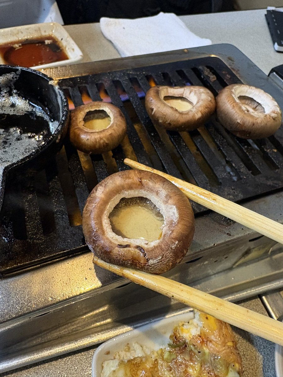三河島のモランボン！
入店して1時間くらいでもう満席！
韓国料理も美味しいし、肉もうまい！
こーゆー焼き肉最高だよね。
地元にも欲しい！
上タン塩！カイノミ！コサリスープ！マッシュルーム！
必須オーダー🥩

#モランボン #焼き肉 #三河島 #やきにく #ソンミ
