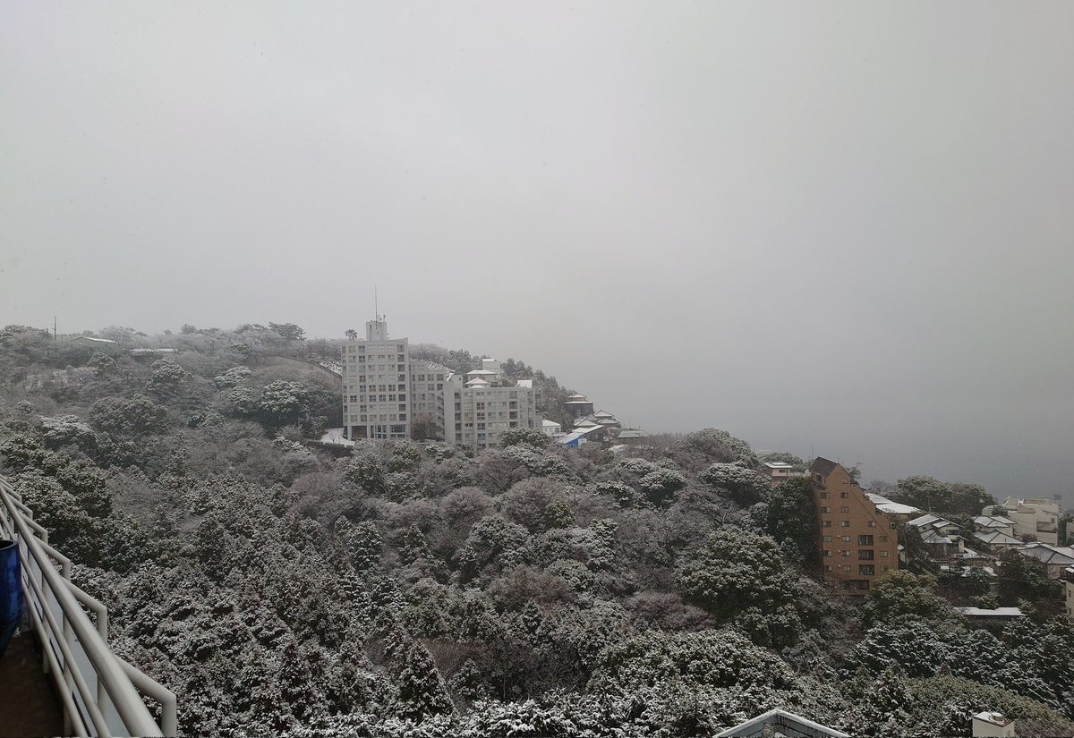 kencha0204's tweet photo. 伊勢志摩〜名古屋と旅行して、最後は熱海で温泉と思ったら雪⛄️オーシャンビューとは🏄️ https://t.co/HbEoySiLNL