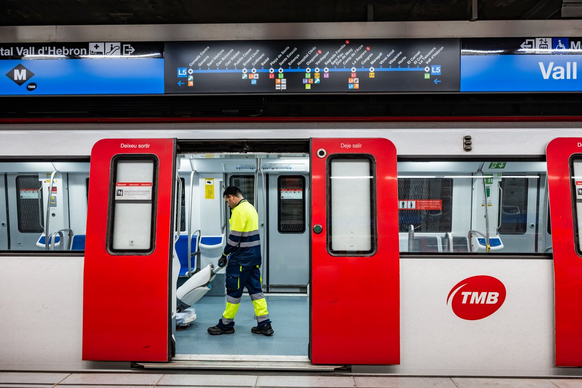 TMB_Barcelona's tweet photo. ➕Podeu trobar tota la informació sobre aquesta nova licitació del contracte de neteja al nostre portal #TMBNoticies: https://t.co/QbBxBg05TQ https://t.co/guPnRrydZL
