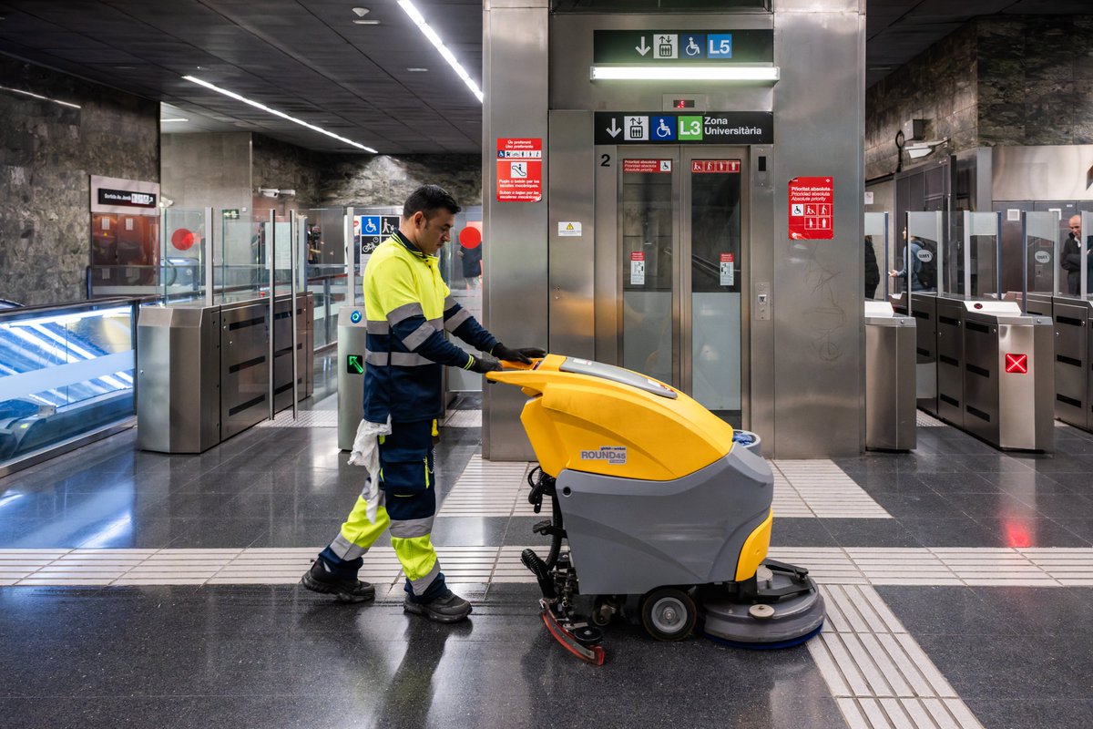 TMB_Barcelona's tweet photo. ➕Podeu trobar tota la informació sobre aquesta nova licitació del contracte de neteja al nostre portal #TMBNoticies: https://t.co/QbBxBg05TQ https://t.co/guPnRrydZL