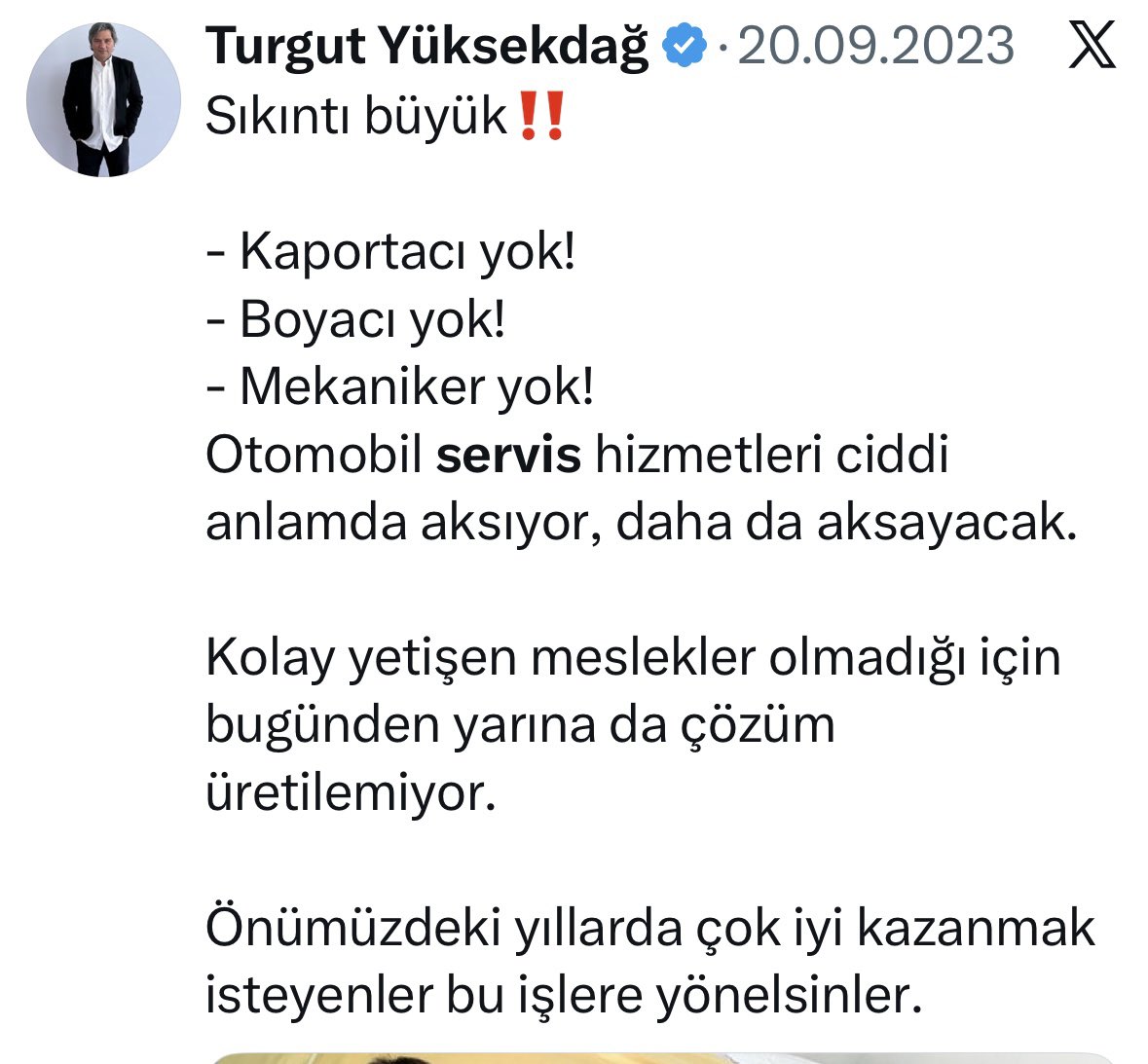 turgutyuksekdag's tweet photo. Otomobili satarken rekor da ya onarımı yaparken?

Elektrikli, içten yanmalı fark etmiyor, her gün dünya kadar servis şikayeti geliyor.
Aylarca gelmeyen parçalar, onarılamayan otomobiller!

Takip edenler hatırlayacaktır, yıllardır bu konuda sıkıntı yaşanacağını söylüyor, yaklaşan tehlikenin altını çiziyorum.

Bugün geldiğimiz nokta: Trafik Kilit, Servisler Daha Kilit❗️

Otomobil satışlarında rekorlar kırmaya doyamadık. Ama o araçları yürütecek, onaracak, boyayacak sistemi aynı hızda büyütemedik.

Bugün basit bir tampon/far hasarında bile:
❌ Parça bekleme süresi: Minimum 3-4 hafta.
❌ Servis randevusu: 1-2 ay sonraya.
❌ Hasar onarım süresi: Eskiden 1 haftaydı, şimdi 2 ay.

Sıfır araç alırken "bulunurluk" sorununu aştık ama şimdi "onarılabilirlik" sorunuyla baş başayız. 

Yedek parça lojistiği tıkandı, yetişmiş usta karaborsaya düştü.

Kaportacı yok, boyacı yok, mekaniker yok...

Ustaların CEO’lardan daha çok kazanacağı günlere gidiyoruz.

Bu bir "ben demiştim" tweeti değil tehlikenin bir kez daha altını çizme tweetidir.