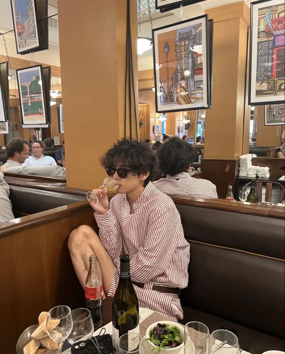 sklboykiu's tweet photo. everyone has cool aus we got dealers we got death personified and im lowkey just an alcoholic #Qfacts https://t.co/GRYOKstycc