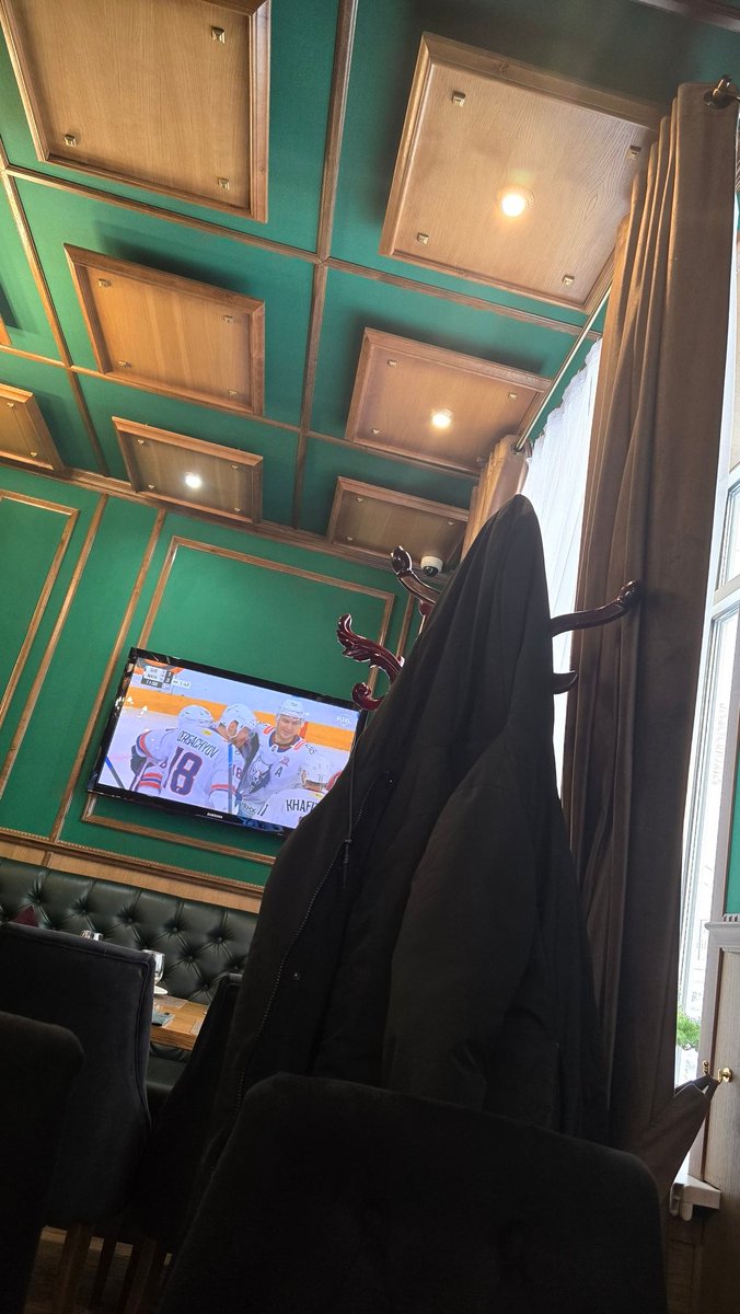 Зашла покушать а тут тоже хоккеисты 
В последнее время у меня вся лента в них 👀