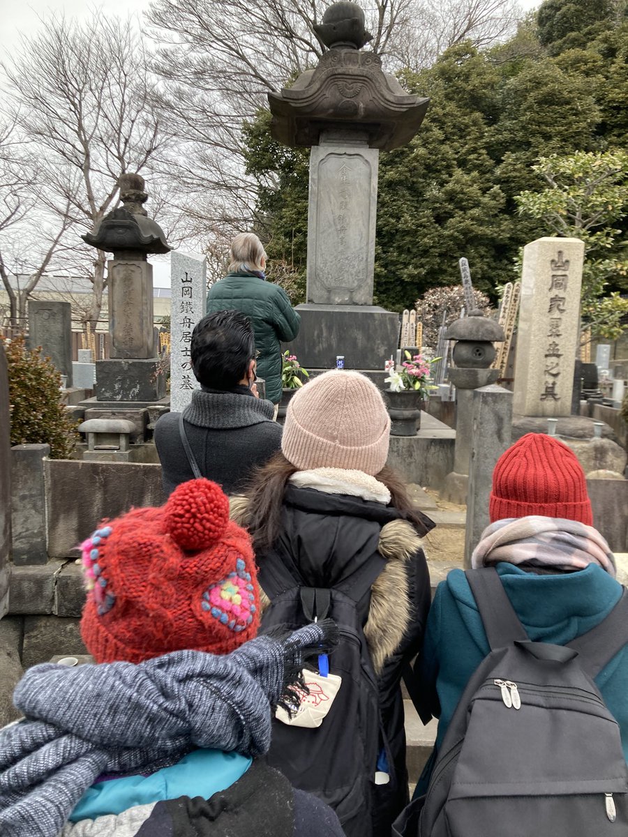 「牡丹の花は匂えども-隅田川の線香花火-」出演者で谷中の『全生庵』へ。本作の主人公三遊亭圓朝、また全生庵の開基でもある山岡鉄舟のお墓参りをいたしました。