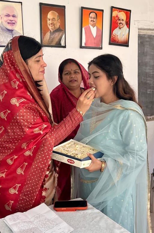 RitiPathakOffc's tweet photo. सीधी आवास पर आदरणीया विधायक श्रीमती @RitiPathakSidhi जी ने भाजपा नेत्री श्रीमती सुनीता रानी वर्मा जी की सुपुत्री अनामिका वर्मा को SSC Phase-13 परीक्षा में Horticulture Assistant Officer पद पर चयनित होने की उत्कृष्ट उपलब्धि पर हार्दिक बधाई एवं शुभाशीष प्रदान की। https://t.co/QIHn0NT1BD