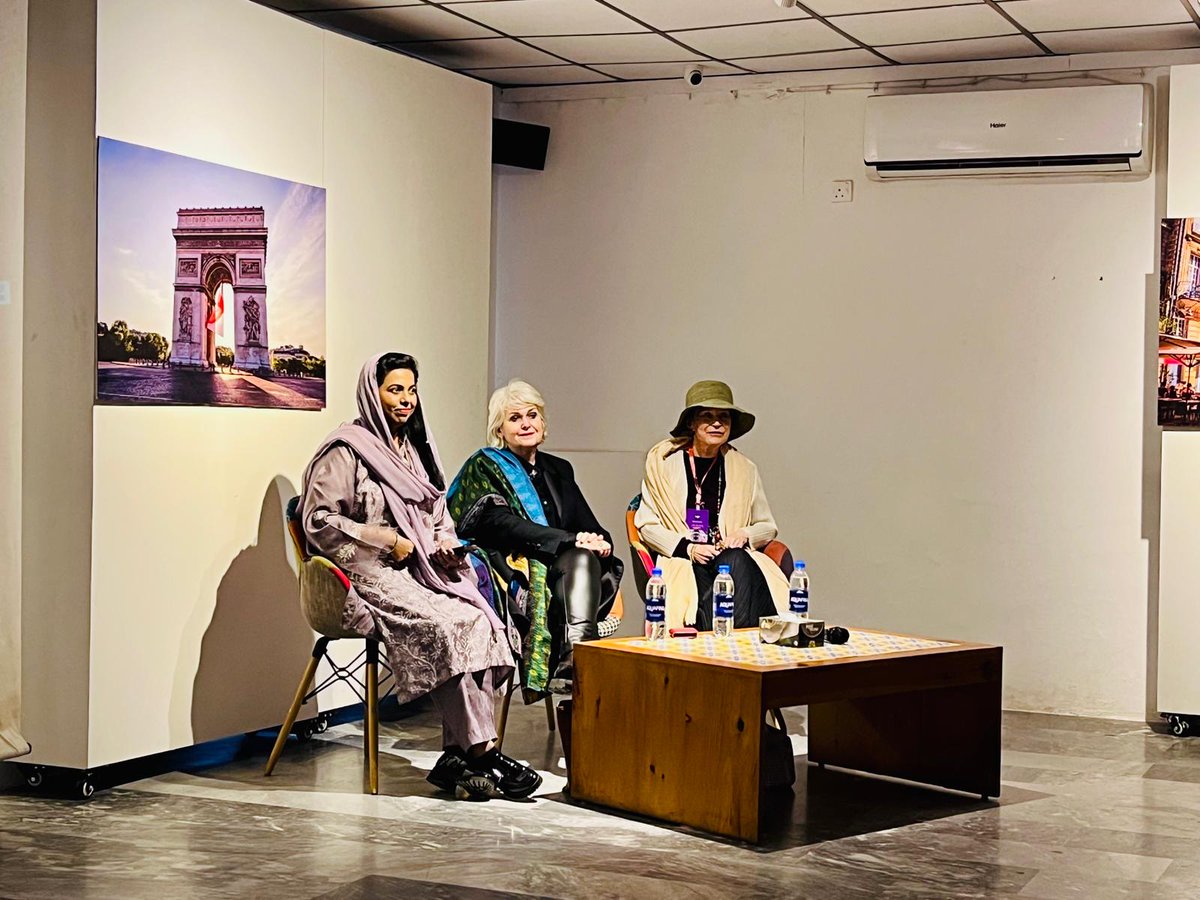 FranceinPak's tweet photo. 🇨🇵 🇵🇰 Great exchange at the Alliance française de #Lahore between the French Human Rights ambassador Isabelle Rome, novelist Irène Frain and the young beneficiaries of the fellowship program of Center for Law and justice (CLJ).
@RomeIsabelle @FrainIrene @cljofficial @aflhr https://t.co/6AVVQxztA6