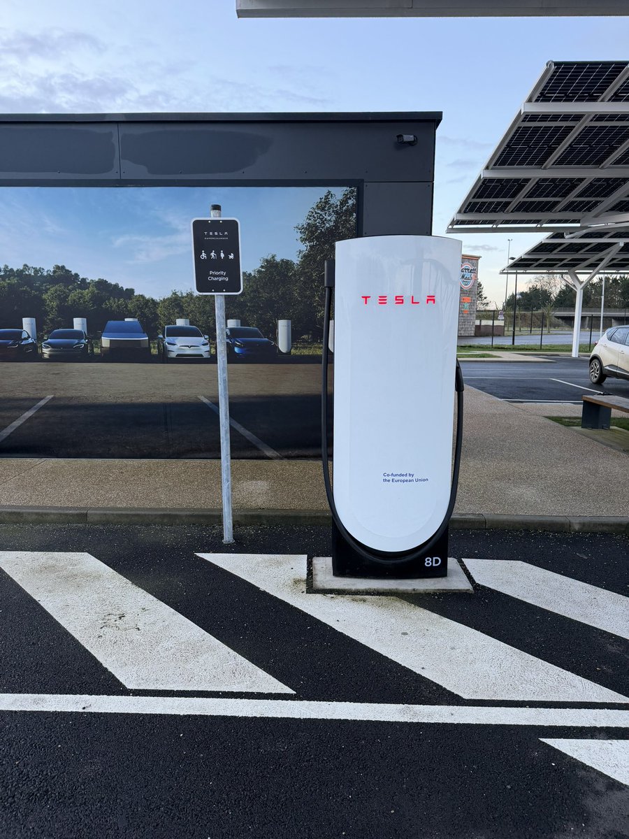 On my way to beautiful Paris with <a href="/Tesla_Calle/">🇸🇪Calle 🇸🇪</a> and his gorgeous red <a href="/Tesla/">Tesla</a> Model S.
We had to stop at one of the most amazing superchargers in Europe.
Located in Roye above Paris.
32 stalls including trailer stalls and priority stalls.
An amazing Tesla lounge is added and the