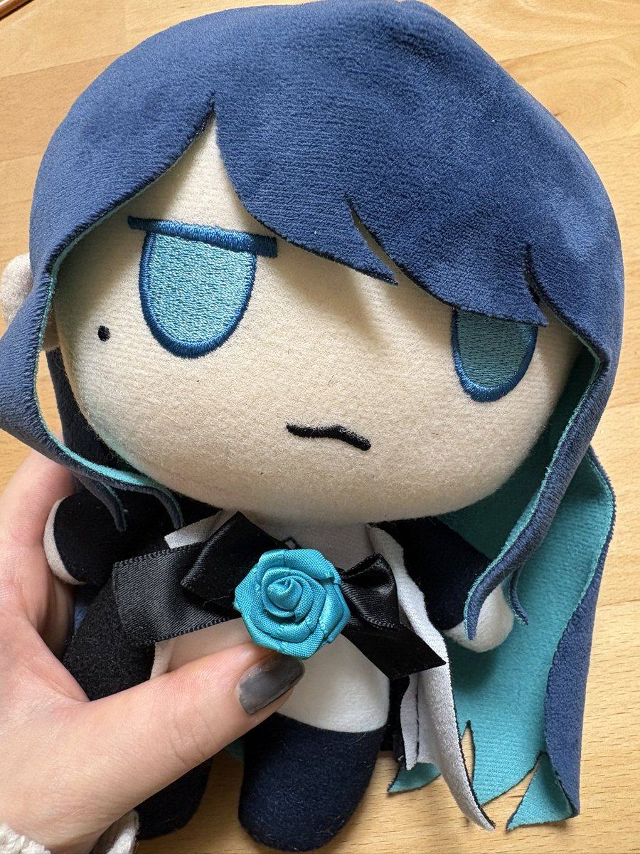 うちのぬいちゃん薔薇取れちゃってたんだけど夫がつけてくれた🥺