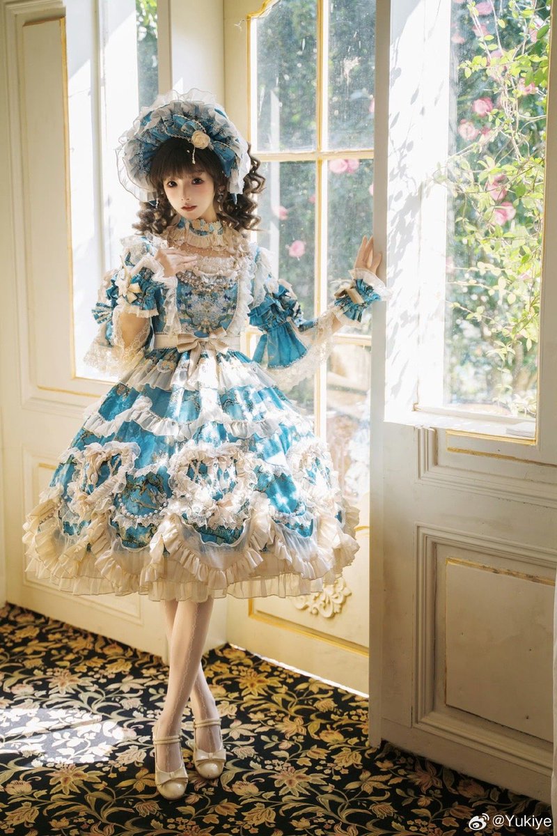 クロブタ✨❀№10✨❀フラワーリース✨❀ 杏花（アーモンドブロッサム）の枝花柄を胸元に添え、青緑×生成り