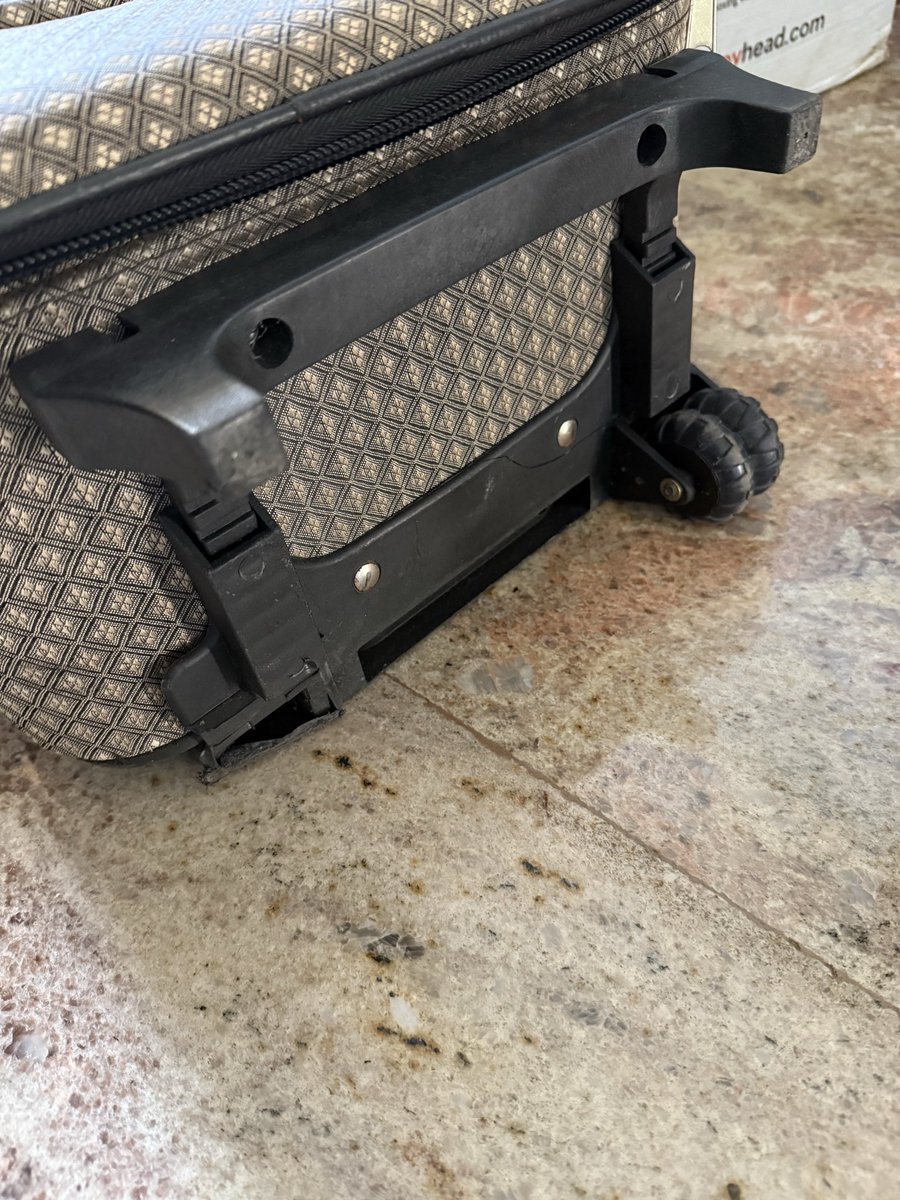 hemanth522's tweet photo. @IndiGo6E My checked baggage was badly damaged on flight 6E5073 BLR to BOM on 1 Feb 2026 (PNR: SDR4PX, baggage tag: 0312312356573). Trolley handle fully detached/broken (cracked casing, missing parts), wheel base cracked &amp; separated—bag unusable now. #IndiGo #BaggageDamage https://t.co/aEBrvvrESa