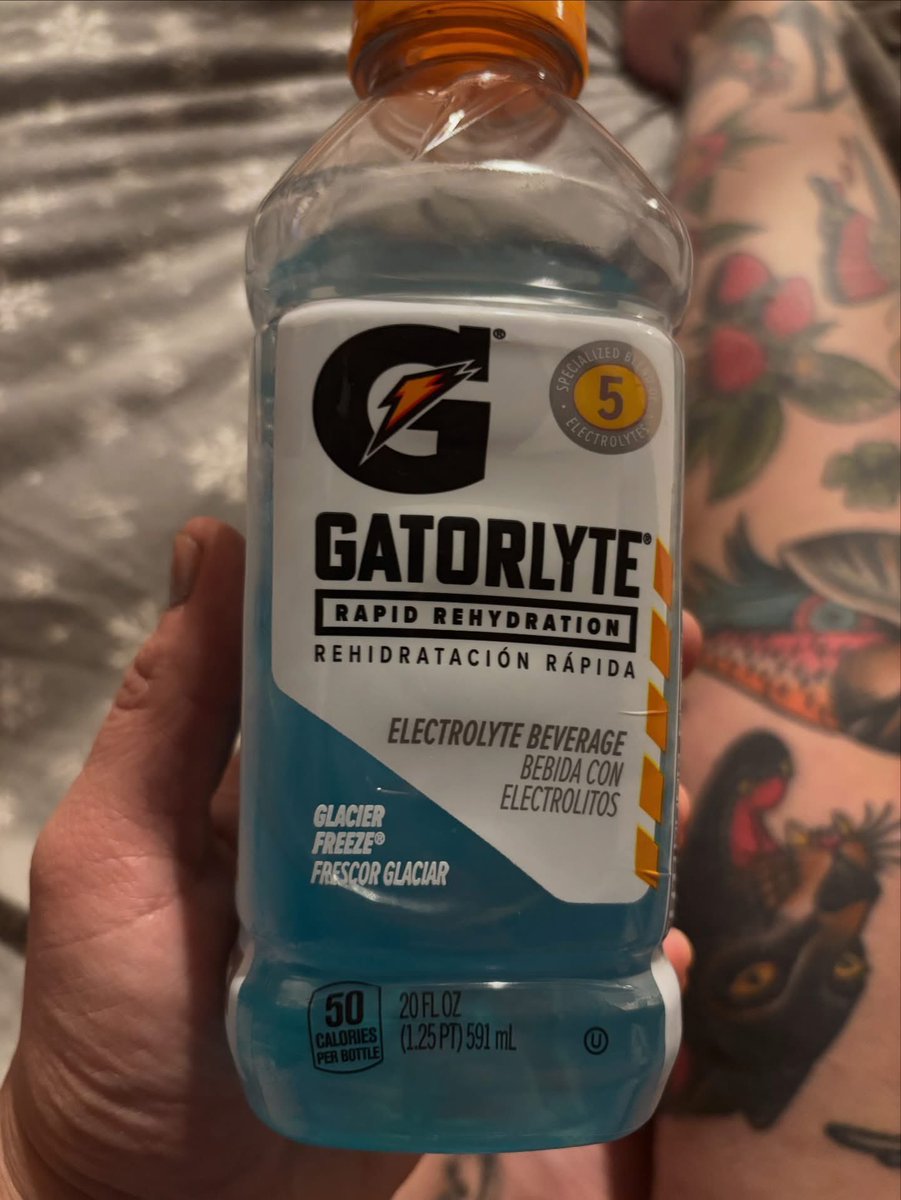 LossChecker's tweet image. Gatorade color Insider information 🚨
I DoorDash some drinks after the gym,ordered a orange Gatorade and got sent THIS. Is it a sign? is the universe telling me to unload the mortgage on the color blue for the @SuperBowl ?
(Bet responsibly)