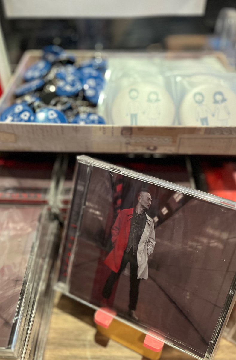 FSP_DesignDept's tweet photo. リハ快調♪
出来たてのCDも会場でお買い求めください！

CD 3,500円

ツアーTシャツ（カラーとサイズはスタッフにお問い合わせください）
3,000円

缶バッジミラー（57ミリの手のひらサイズ）
500円

缶バッジキーホルダー（32ミリ）
300円 https://t.co/4GLj0apCg8