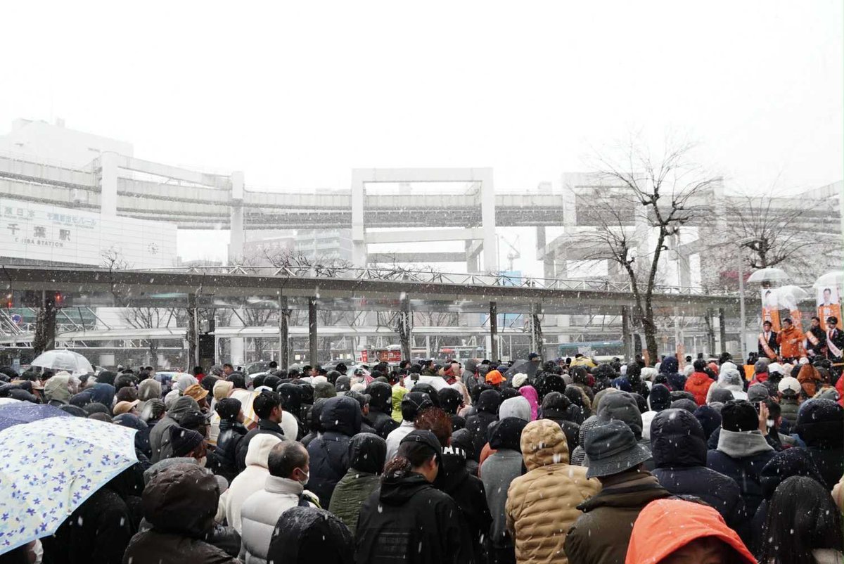 jinkamiya's tweet photo. 今回の選挙では初めて雪の舞う中での演説でした。寒い中たくさんの方にお集まりいただき、ありがとうございました。

1区の【上田あつひろ】
3区の【山本まさゆき】
9区の【前田ゆうすけ】
14区の【なかむら愛】
の4候補の演説の後に私も訴えました。

全体の総括のようなお話です。

https://t.co/IZAO8kob0j
