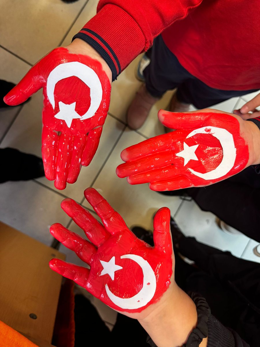 30agustos_io's tweet photo. El boyama çalışmalarıyla bayrak temalı pano oluşturan öğrenciler, bayrağımıza duydukları sevgi ve bağlılığı çalışmalarına yansıttı.

#Ümraniye30Ağustosİlkokulu
#MutluÇocuklar
#bayraklabaşlayanokul https://t.co/OIMvFvD5hy