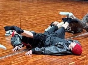 cómo no reconocer a Jungkook si tiene puesto sus medias con deditos 😭😭