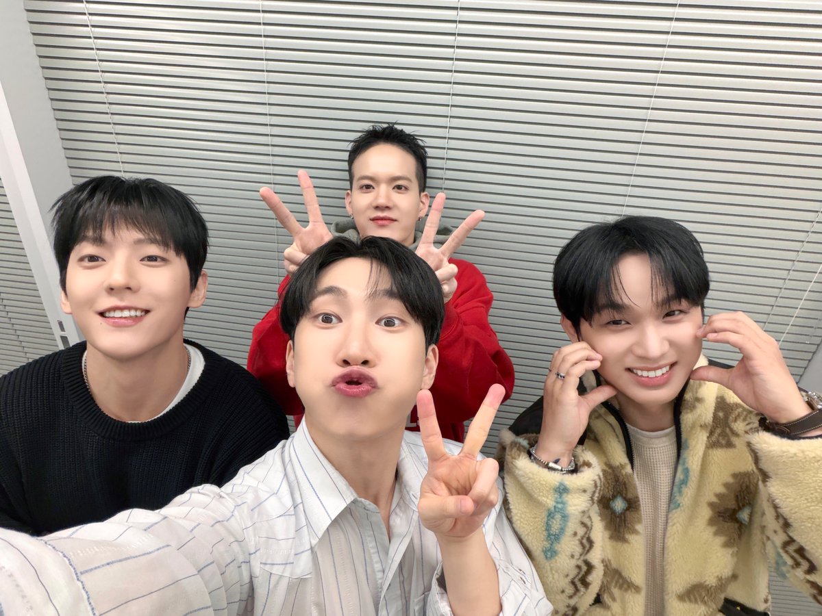 [📂]

📂 B:CHIVE
└📁 260207 시즌그리팅 팬사인회

1. ㅅㅇㄱ
2. ㅇㅁㅎ
3. ㅇㅎㅅ
4. ㅍㄴㅇ

모든 번호를 고른 멜로디!
비투비만 바라보는 타입이에요 ( •̀ •́ゞ)

#비투비 #BTOB
#시즌그리팅 #SeasonsGreetings
#서은광 #SEOEUNKWANG
#이민혁 #LEEMINHYUK
#임현식 #LIMHYUNSIK
#프니엘 #PENIEL