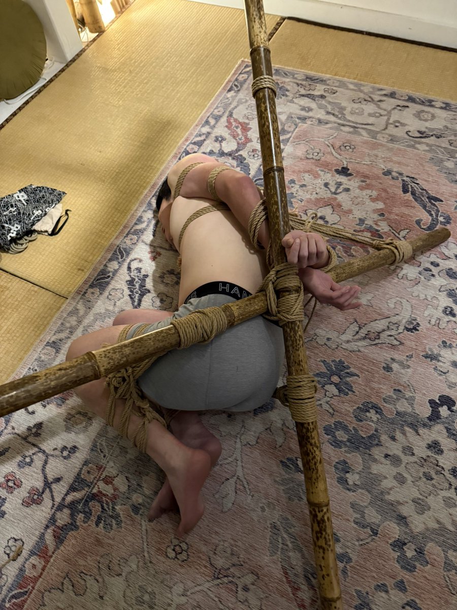 Part 1/2, Friday night rope jam at Studio Allegory, Vancouver Canada.

#mentyingmen