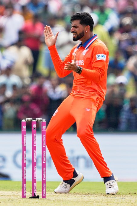 Despite losing two wickets, PAK surge to 61 in the powerplay