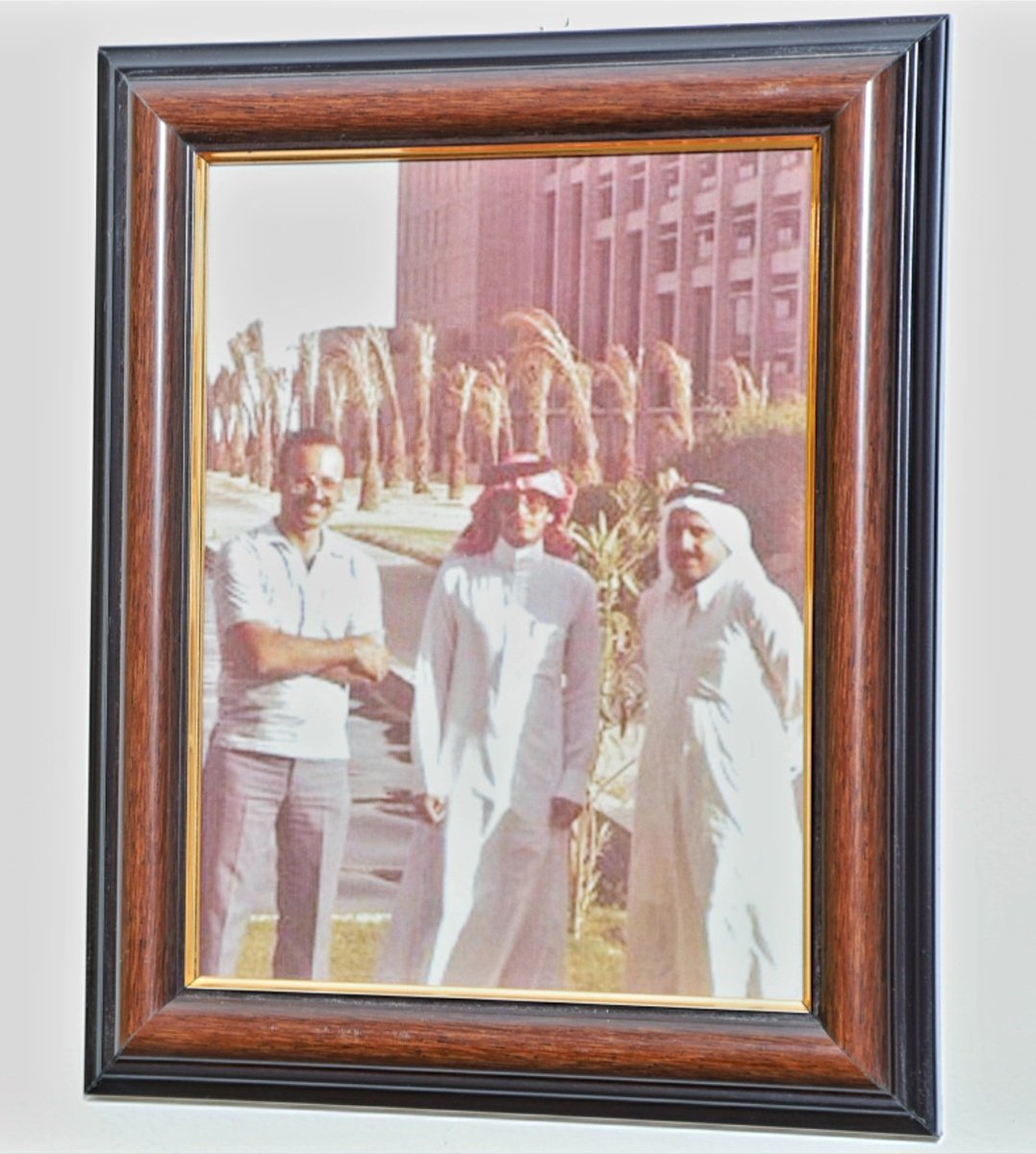 بين جدران بيت 617 أحد آخر الشواهد على سكن الطلاب القديم في #جامعة_الملك_فهد_للبترول_والمعادن . استوقفتني ذكرى غالية .
​فاجأتني صورة معلقة في إحدى الغرف تجمعني بالدكتور حبيب أبو الحمايل والدكتور عصام قاسم . يا لها من صدفة جميلة أعادتنا لنصف قرن من العطاء في يوم #اليوبيل_الذهبي .