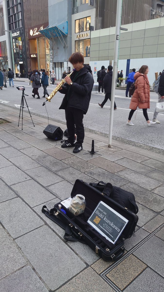 suiten2010's tweet photo. サックスの音色にひかれて見に行ったら名古屋で見かけたことある伊吹さんでした。まさか銀座で見かけるとは。 https://t.co/DcpwUqu1WT