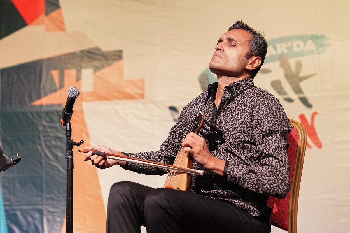 Hiç gitmediğim sokaklarda yürüyüp, hiç söylemediğim sözleri hissettiğim anlardan biri. 
Oturduğum yerden aslında çok uzaklara gittiğim bir an.
En sevdiğim dakikalardan. 
.
.
.
#music #istanbulkemençesi #worldmusic #kemence #politikilyra